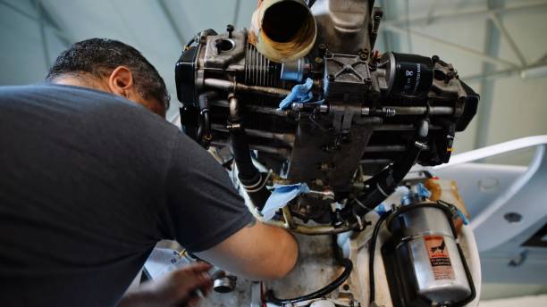Mecánico trabajando en tecnología avanzada