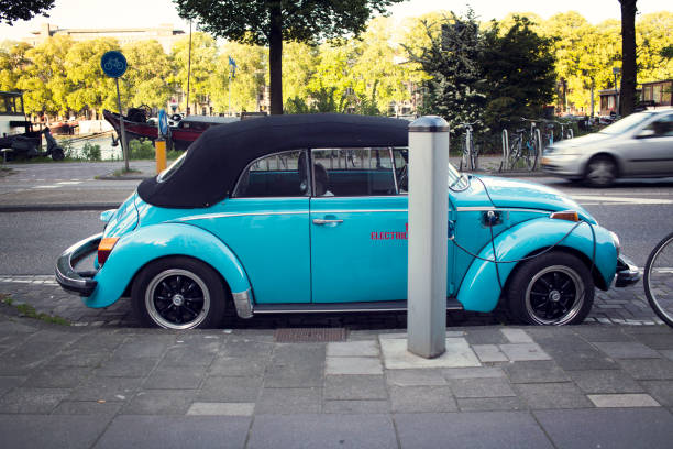 VW Beetle en estación de carga